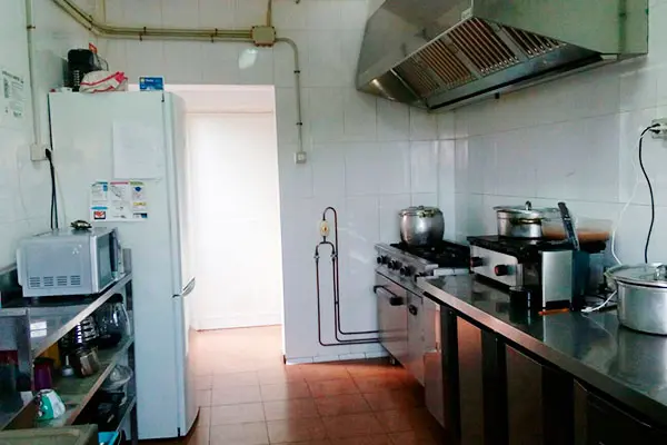 Cocina industrial donde se elabora la comida casera del centro