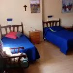 Habitación doble personalizada con objetos y fotografías del residente