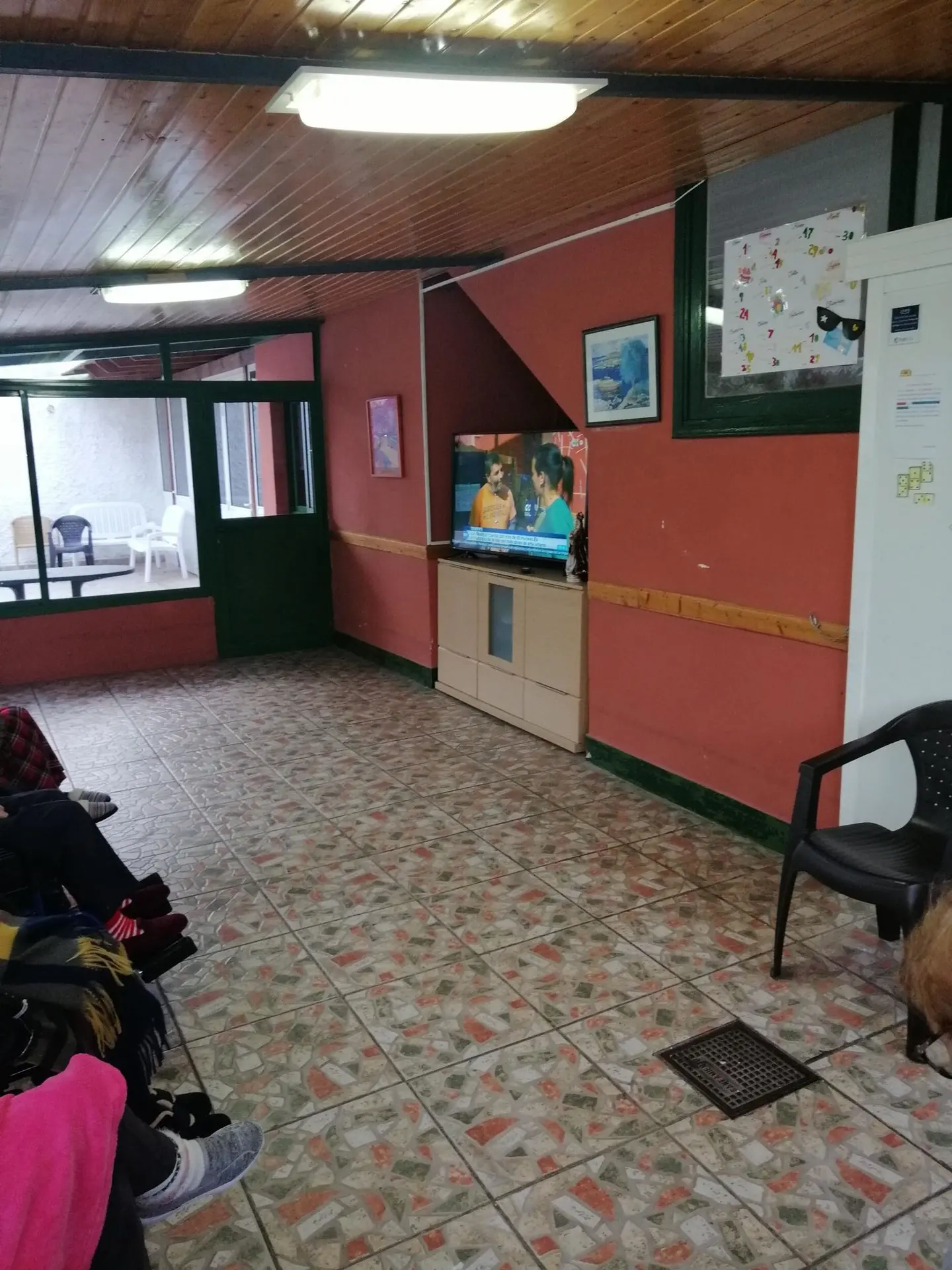 Salón de televisión donde los residentes pasan la tarde acompañados